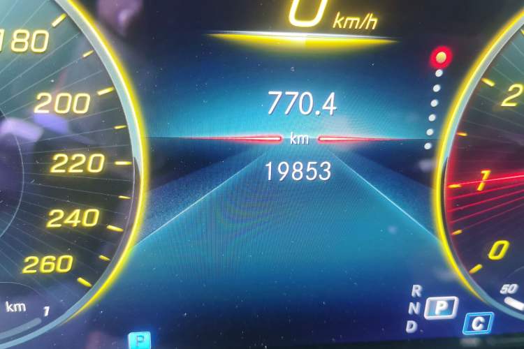Used Mercedes-Benz E-Class 2022 E 260 L Odometer Close Up