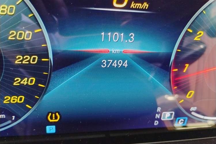Used Mercedes-Benz E-Class 2022 Revised Version E 300 L Luxury Edition Odometer Close Up
