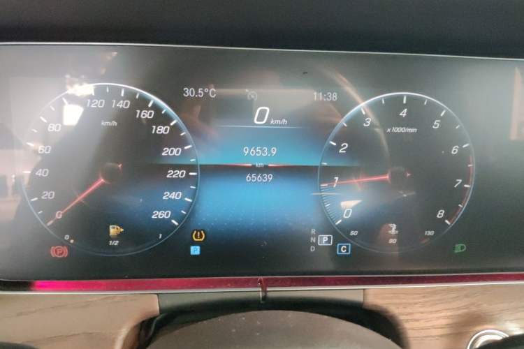 Used Mercedes-Benz E-Class 2022 Updated E 300 L Stylish Edition Odometer Close Up