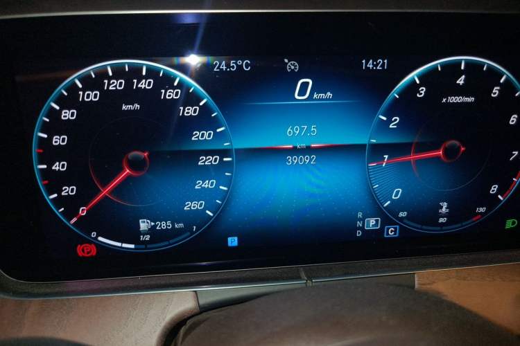 Used Mercedes-Benz E-Class 2022 E 260 L Odometer Close Up