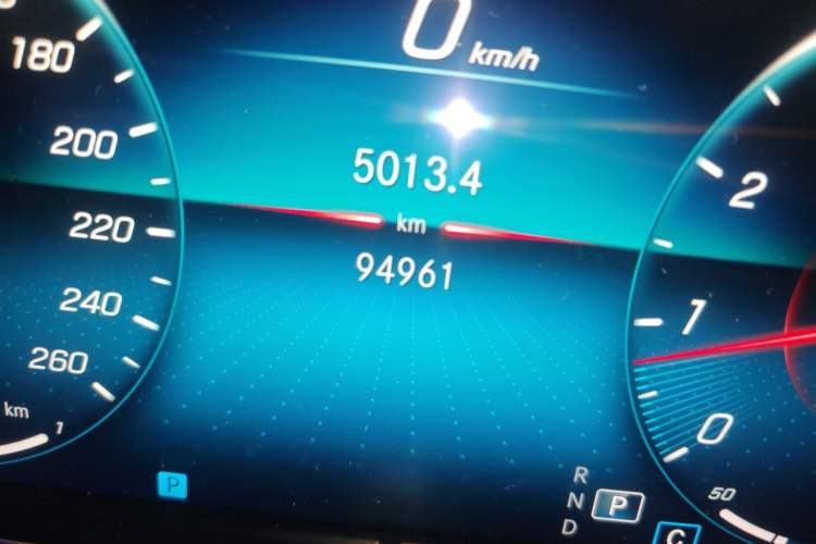Used Mercedes-Benz E-Class 2022 Revised Version E 300 L Fashion Edition Odometer Close Up