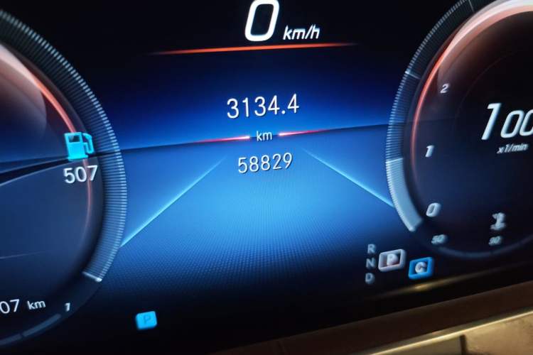 Used Mercedes-Benz E-Class 2022 E 260 L Odometer Close Up