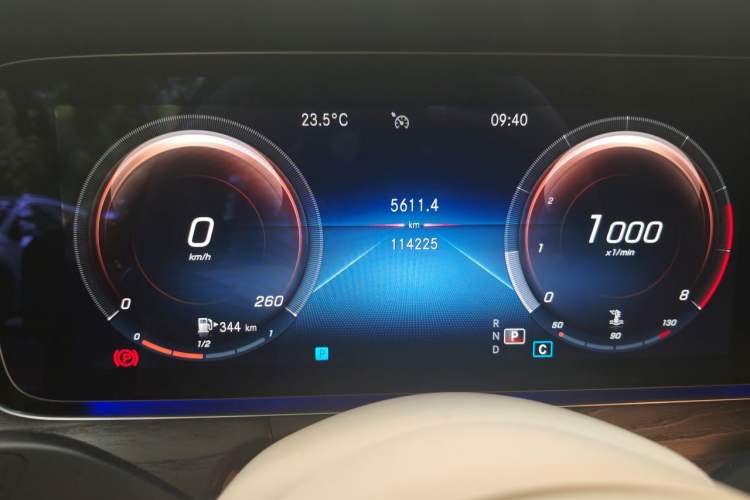 Used Mercedes-Benz E-Class 2022 E 260 L Odometer Close Up