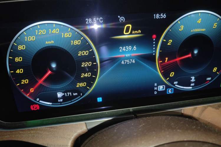 Used Mercedes-Benz E-Class 2022 Second Facelift E 260 L 4MATIC Odometer Close Up