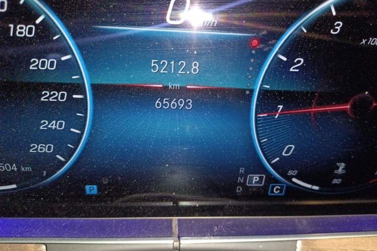 Used Mercedes-Benz E-Class 2022 E 260 L Odometer Close Up