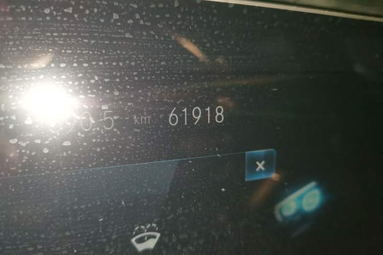 Used Mercedes-Benz E-Class 2022 E 260 L Sport Edition Odometer Close Up