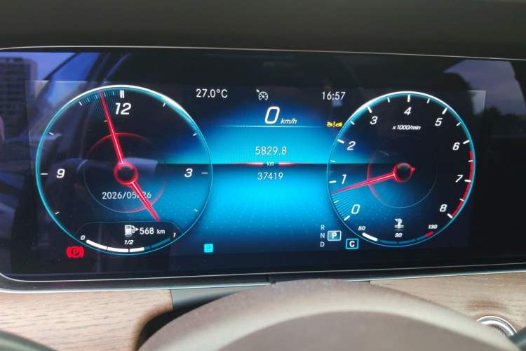 Used Mercedes-Benz E-Class 2022 Revised Version E 300 L Fashion Edition Odometer Close Up