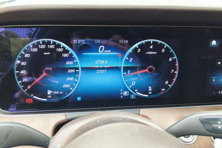 Used Mercedes-Benz E-Class 2022 Revised Version E 300 L Luxury Edition Odometer Close Up