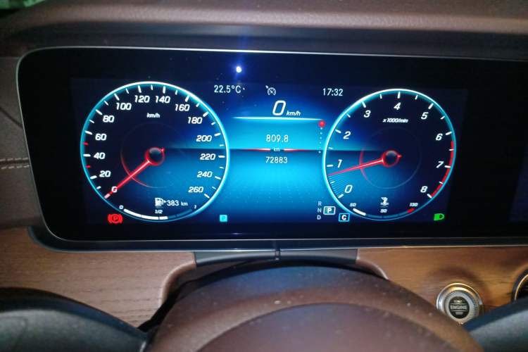 Used Mercedes-Benz E-Class 2022 E 260 L Odometer Close Up