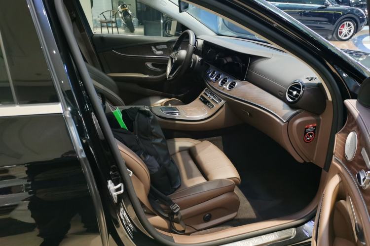 Used Mercedes-Benz E-Class 2022 Second Facelift E 300 L Luxury Edition Right Front Seat