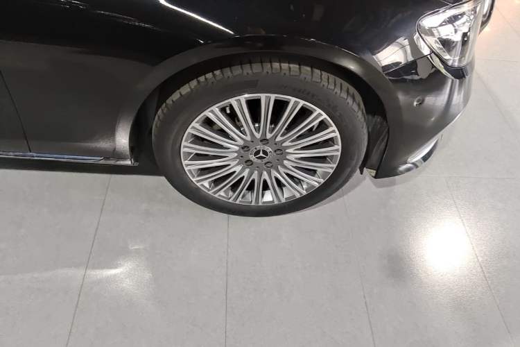 Used Mercedes-Benz E-Class 2022 Updated E 300 L Stylish Edition Right Front Wheel Hub