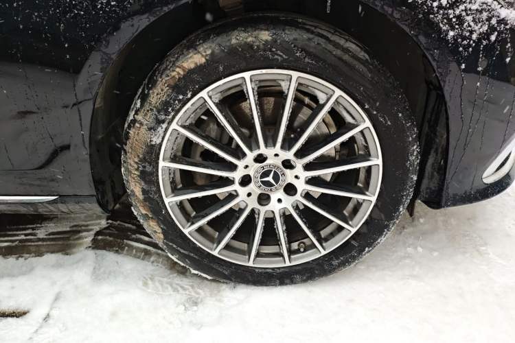 Used Mercedes-Benz E-Class 2022 Updated E 260 L Right Front Wheel Hub