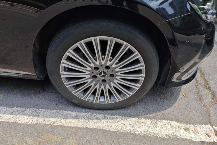 Used Mercedes-Benz E-Class 2022 E 300 L Luxury Model Right Front Wheel Hub
