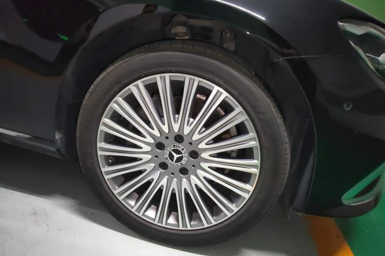 Used Mercedes-Benz E-Class 2022 Updated E 300 L Stylish Edition Right Front Wheel Hub