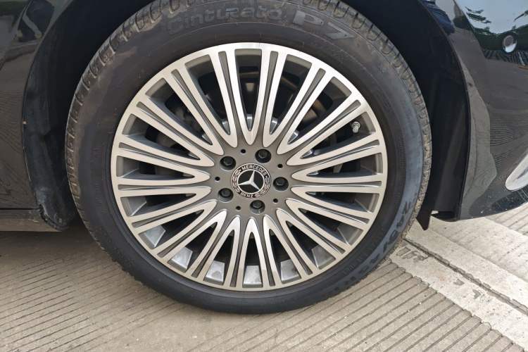 Used Mercedes-Benz E-Class 2022 Updated E 300 L Stylish Edition Right Front Wheel Hub