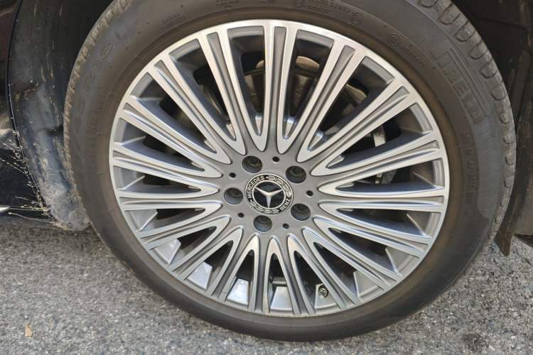 Used Mercedes-Benz E-Class 2022 Revised Version E 300 L Luxury Edition Right Front Wheel Hub