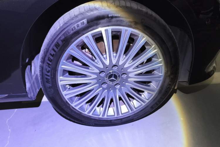 Used Mercedes-Benz E-Class 2022 Second Facelift E 300 L Luxury Edition Right Front Wheel Hub