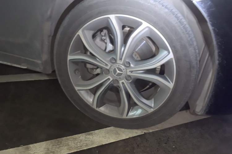 Used Mercedes-Benz E-Class 2022 Revised Version E 300 L Sporty and Stylish Edition Right Front Wheel Hub