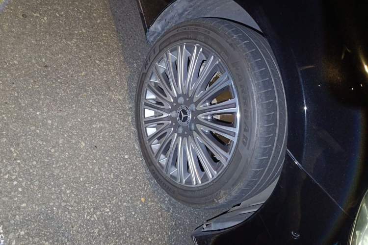 Used Mercedes-Benz E-Class 2022 Updated E 300 L Luxury Edition Right Front Wheel Hub