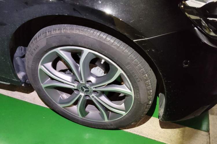 Used Mercedes-Benz E-Class 2022 Revised E 300 L Sporty and Stylish Edition Right Front Wheel Hub
