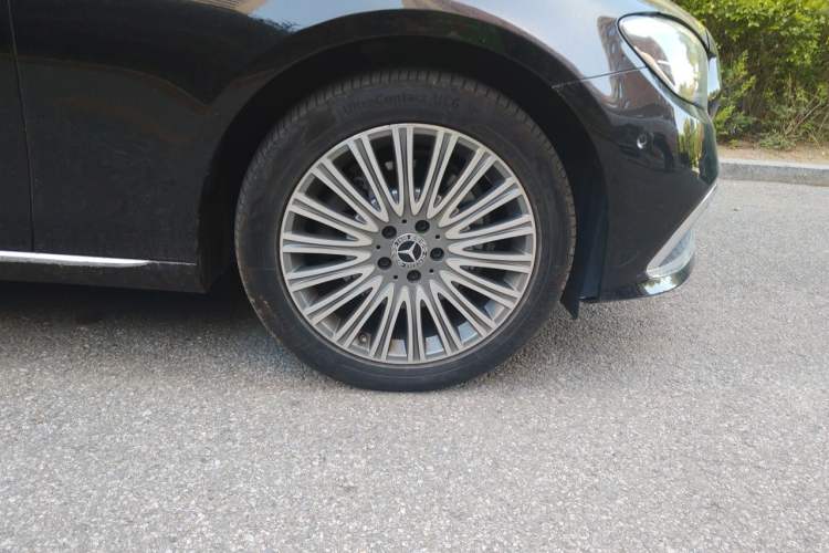 Used Mercedes-Benz E-Class 2022 Updated E 300 L Luxury Edition Right Front Wheel Hub