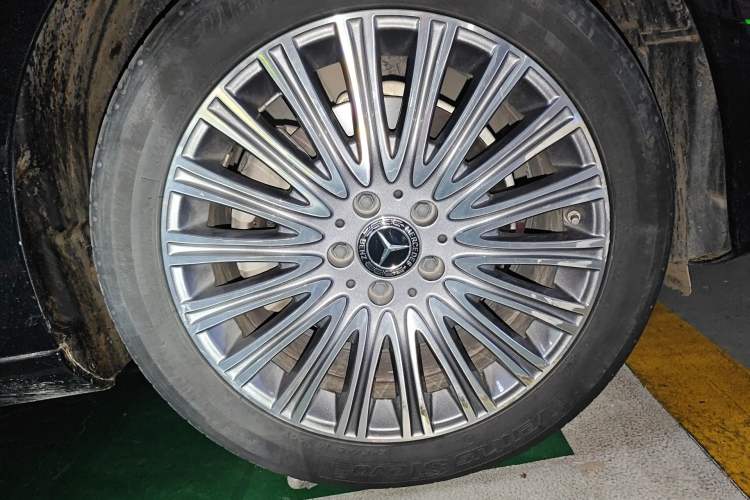 Used Mercedes-Benz E-Class 2022 Updated E 300 L Luxury Edition Right Front Wheel Hub