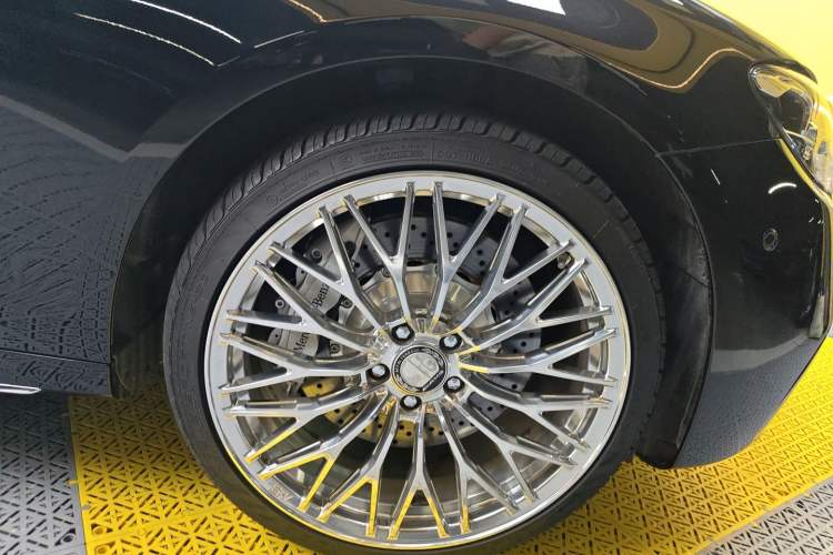Used Mercedes-Benz E-Class 2022 Revised E 300 L Sporty and Stylish Edition Right Front Wheel Hub