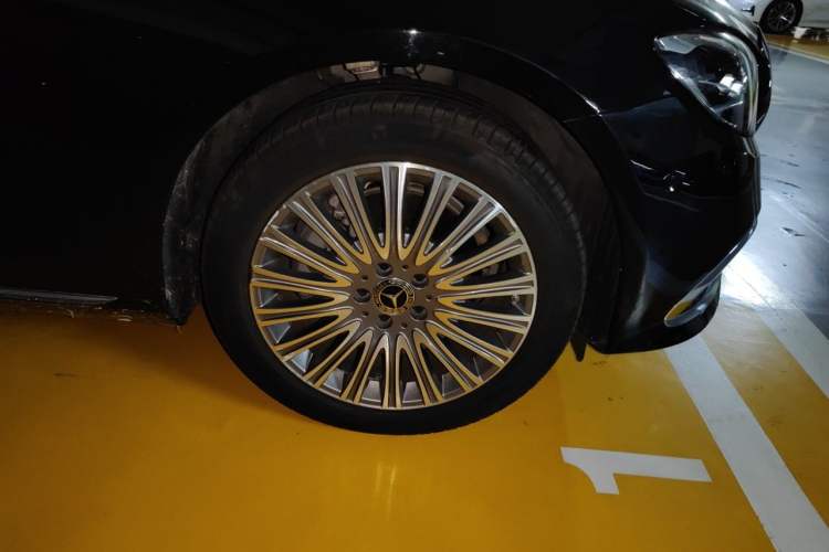 Used Mercedes-Benz E-Class 2022 Updated E 300 L Luxury Edition Right Front Wheel Hub
