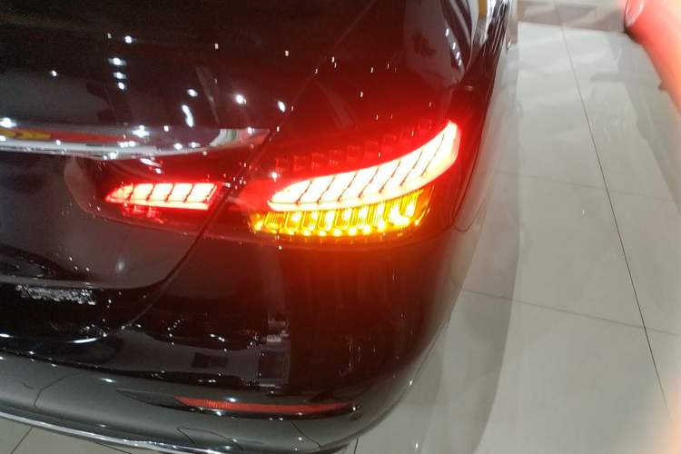Used Mercedes-Benz E-Class 2022 Updated E 300 L Luxury Edition Right Rear Taillight