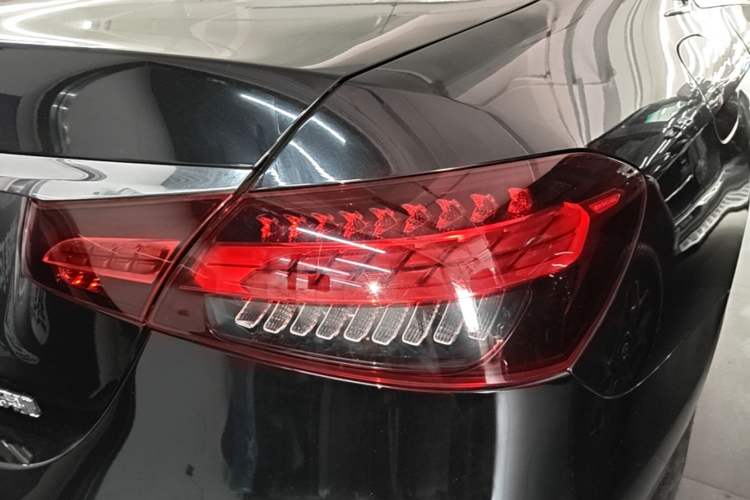 Used Mercedes-Benz E-Class 2022 Revised Version E 300 L Luxury Edition Right Rear Taillight
