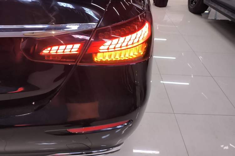 Used Mercedes-Benz E-Class 2022 Updated E 300 L Luxury Edition Right Rear Taillight