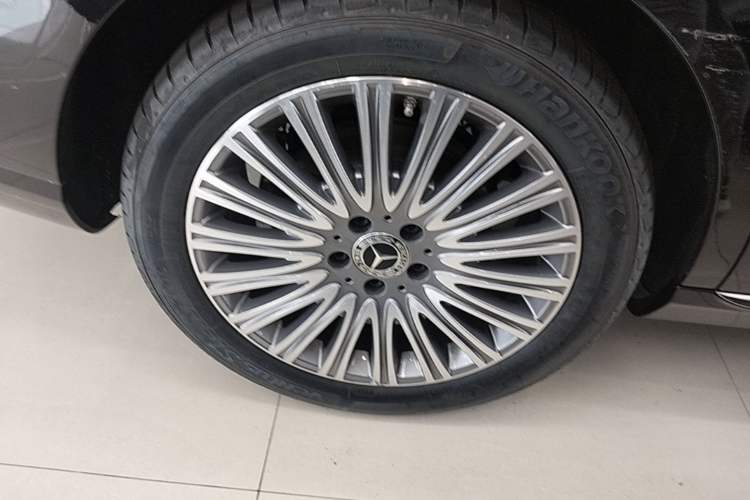 Used Mercedes-Benz E-Class 2022 Revised Version E 300 L Fashion Edition Right Rear Wheel Hub