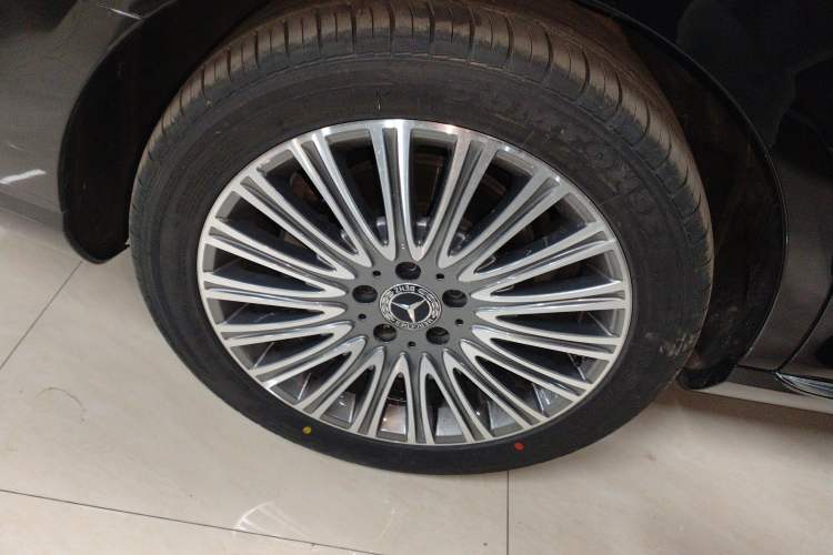 Used Mercedes-Benz E-Class 2022 Updated E 300 L Luxury Edition Right Rear Wheel Hub