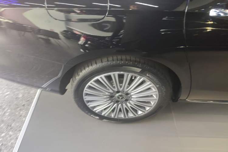 Used Mercedes-Benz E-Class 2022 Revised Version E 300 L Fashion Edition Right Rear Wheel Hub
