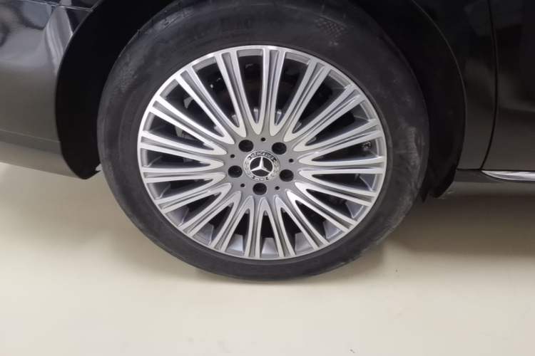 Used Mercedes-Benz E-Class 2022 Updated E 300 L Luxury Edition Right Rear Wheel Hub