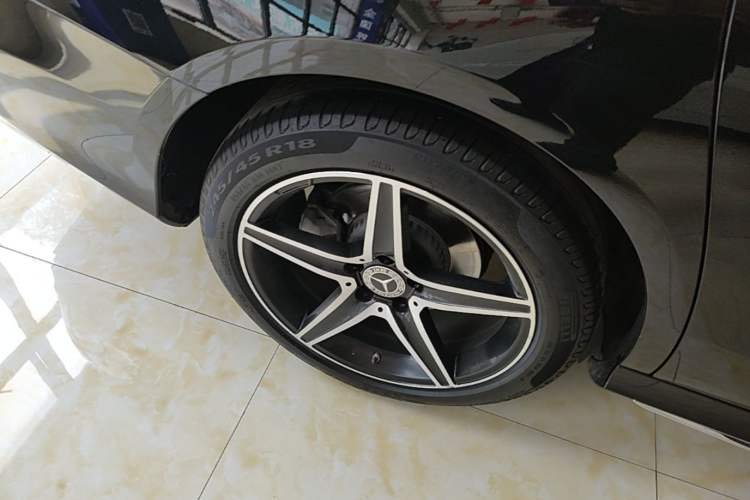 Used Mercedes-Benz E-Class 2022 Second Facelift E 300 L Sporty and Stylish Edition Right Rear Wheel Hub