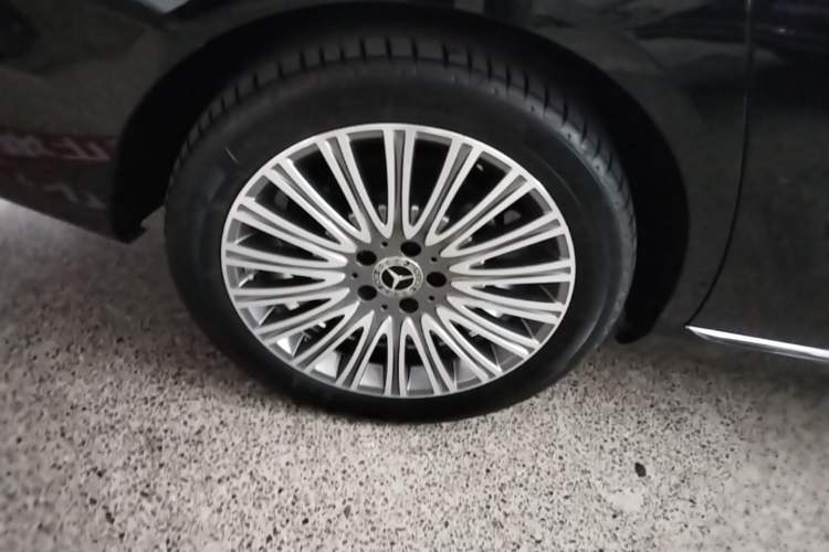 Used Mercedes-Benz E-Class 2022 Updated E 300 L Stylish Edition Right Rear Wheel Hub