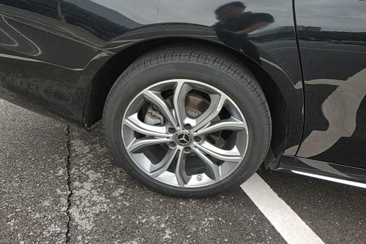 Used Mercedes-Benz E-Class 2022 E 300 L Sporty and Stylish Model Right Rear Wheel Hub