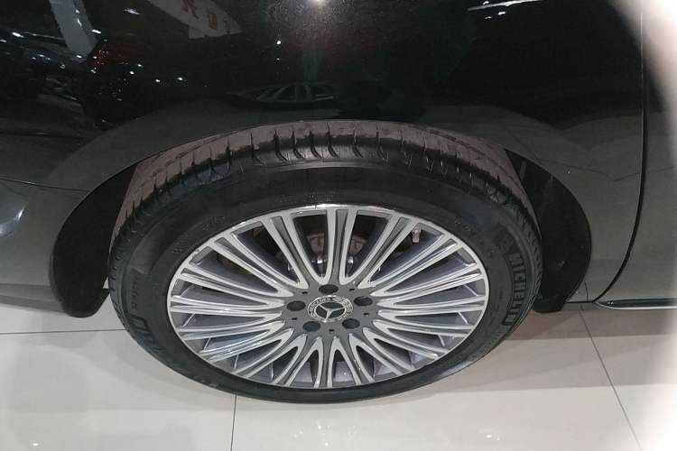 Used Mercedes-Benz E-Class 2022 Updated E 300 L Luxury Edition Right Rear Wheel Hub