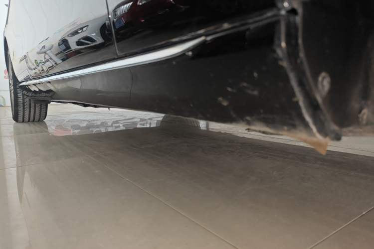 Used Mercedes-Benz E-Class 2022 Second Facelift E 300 L Fashion Edition Right Side Sill