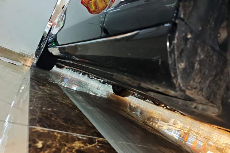 Used Mercedes-Benz E-Class 2022 Updated E 300 L Luxury Edition Right Side Sill