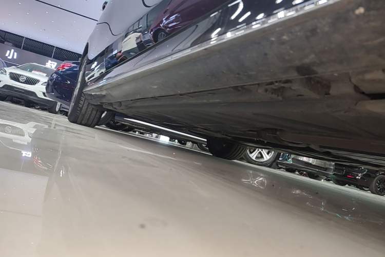 Used Mercedes-Benz E-Class 2022 E 260 L Sport Edition Right Side Sill