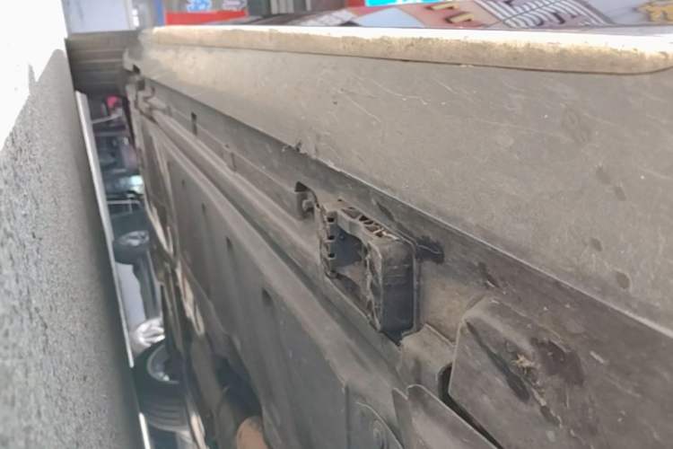Used Mercedes-Benz E-Class 2022 Revised E 300 L Sporty and Stylish Edition Right Side Sill