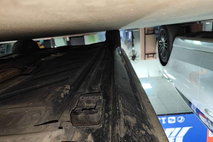 Used Mercedes-Benz E-Class 2022 Revised E 300 L Sporty and Stylish Edition Right Side Sill