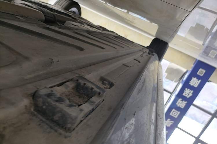 Used Mercedes-Benz E-Class 2022 Second Facelift E 300 L Sporty and Stylish Edition Right Side Sill