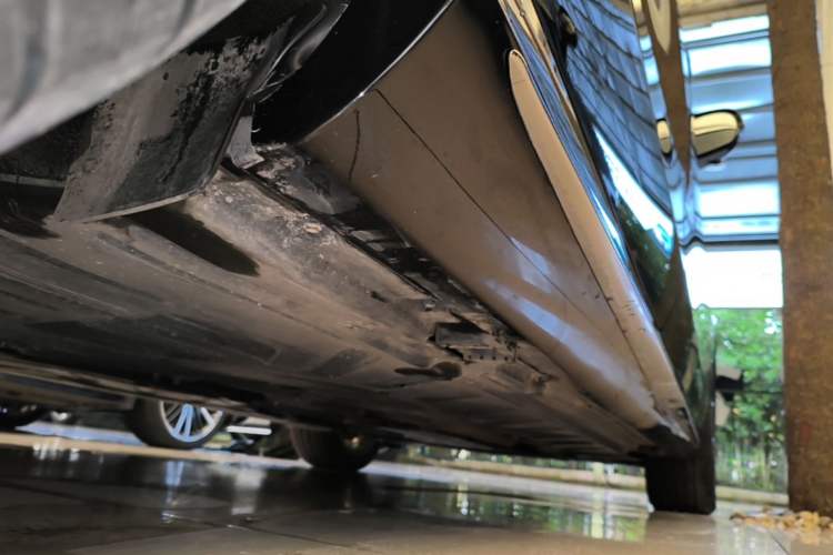 Used Mercedes-Benz E-Class 2022 Revised E 300 L Sport Luxury Edition Right Side Sill