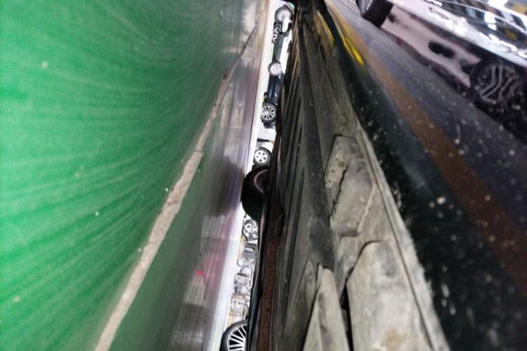 Used Mercedes-Benz E-Class 2022 Updated E 300 L Stylish Edition Right Side Sill