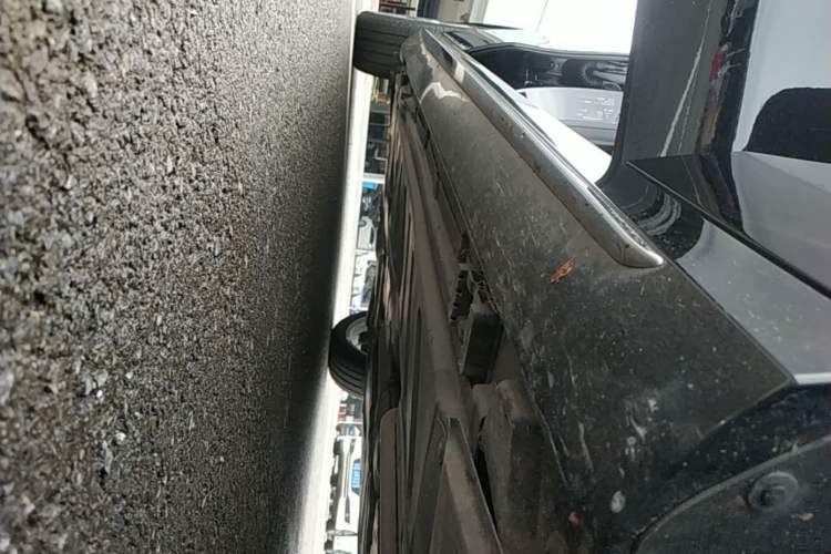 Used Mercedes-Benz E-Class 2022 E 300 L Sporty and Stylish Model Right Side Sill