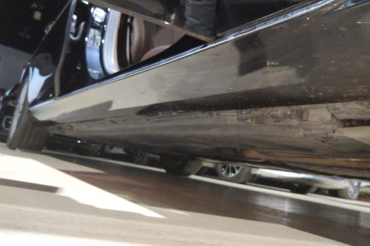 Used Mercedes-Benz E-Class 2022 Updated E 300 L Stylish Edition Right Side Sill