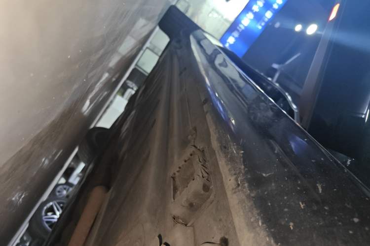Used Mercedes-Benz E-Class 2022 Updated E 300 L Luxury Edition Right Side Sill